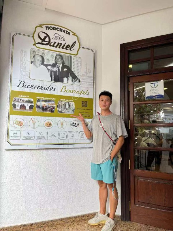 信钰证券 演员日记之二|科尔多瓦剧院后台，依然可见前两次巡演时留下的签名